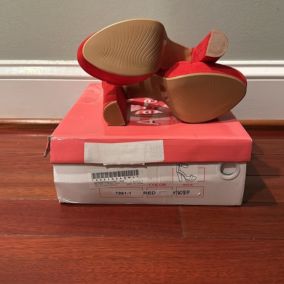 Red women’s size 7 heels - Picture 4 of 4
